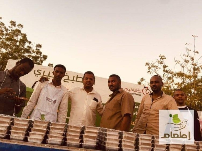 100 شاب سوداني يقدمون 5 آلاف وجبة يومياً للطلبة المعوزين وأطفال الشوارع