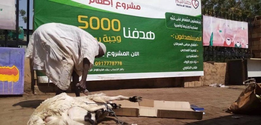 100 شاب سوداني يقدمون 5 آلاف وجبة يومياً للطلبة المعوزين وأطفال الشوارع