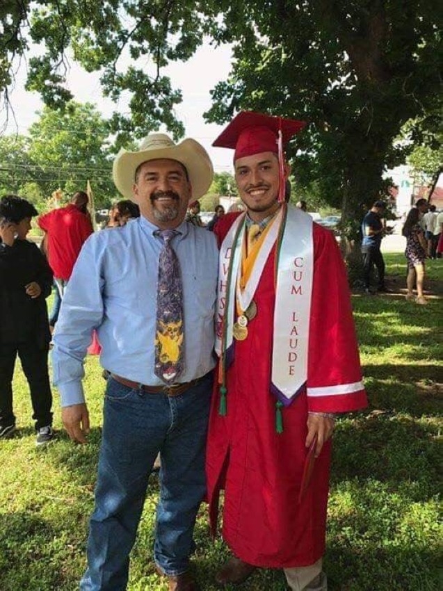 أب يفاجئ ابنه في تخرجه بربطة عنق رسم عليها قبل 11 عاماً