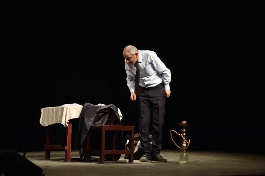 فنان فلسطيني يجسد 21 شخصية في مسرحية «مقهى زعترة»