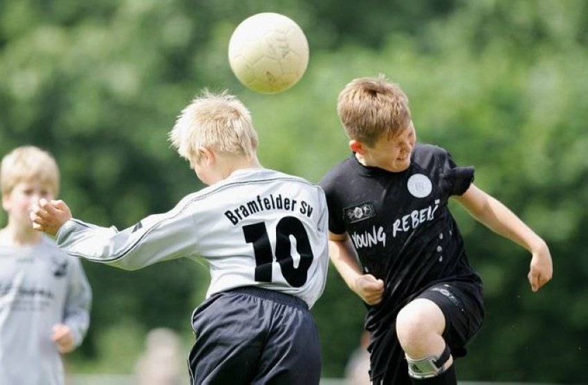 اتحادات الكرة البريطانية تحظر لعب الكرة بالرأس على تلاميذ المدارس