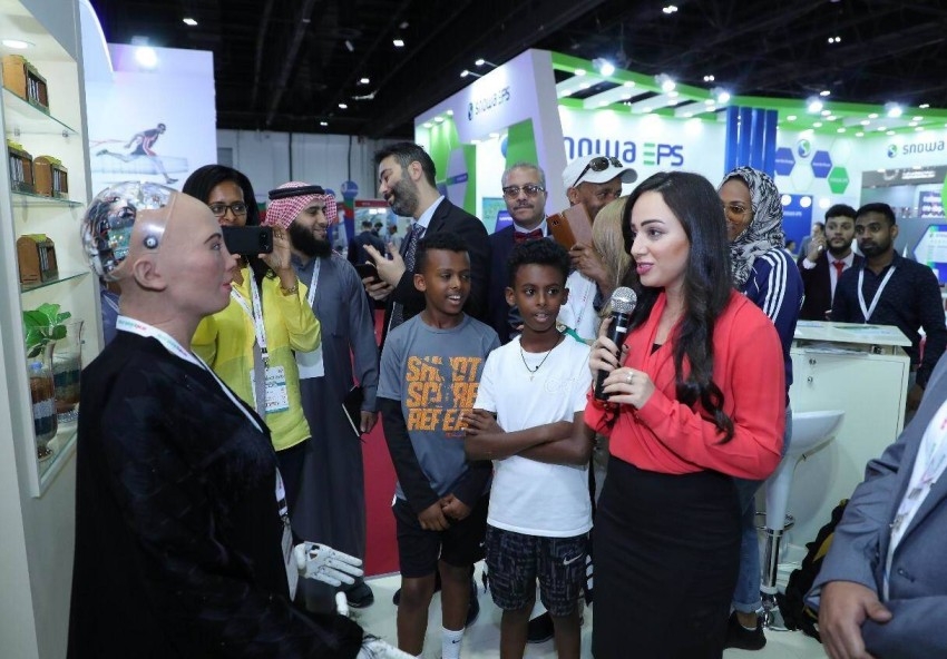 الروبوت صوفيا تلقي خطاباً في دبي أبريل المقبل