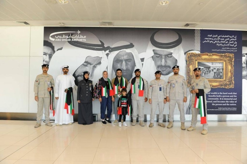 الشرطة تستقبل الأشقاء الكويتيين في مطار أبوظبي بالورود