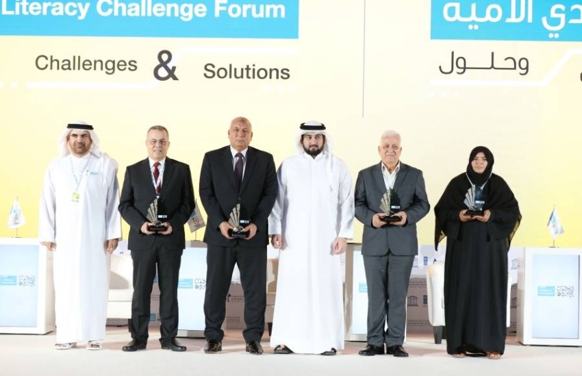 أحمد بن محمد يكرم الفائزين في «تحدي الأمية»