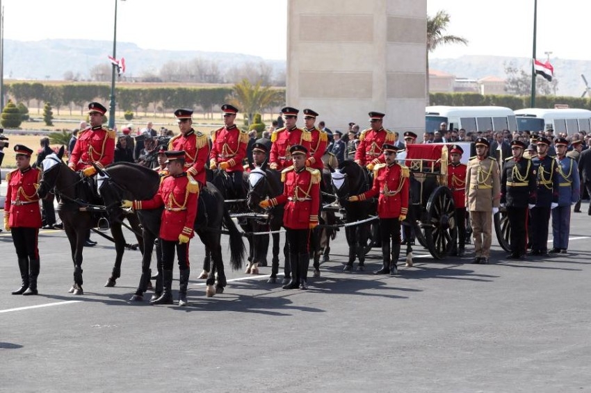 السيسي يتقدم الجنازة العسكرية لمبارك