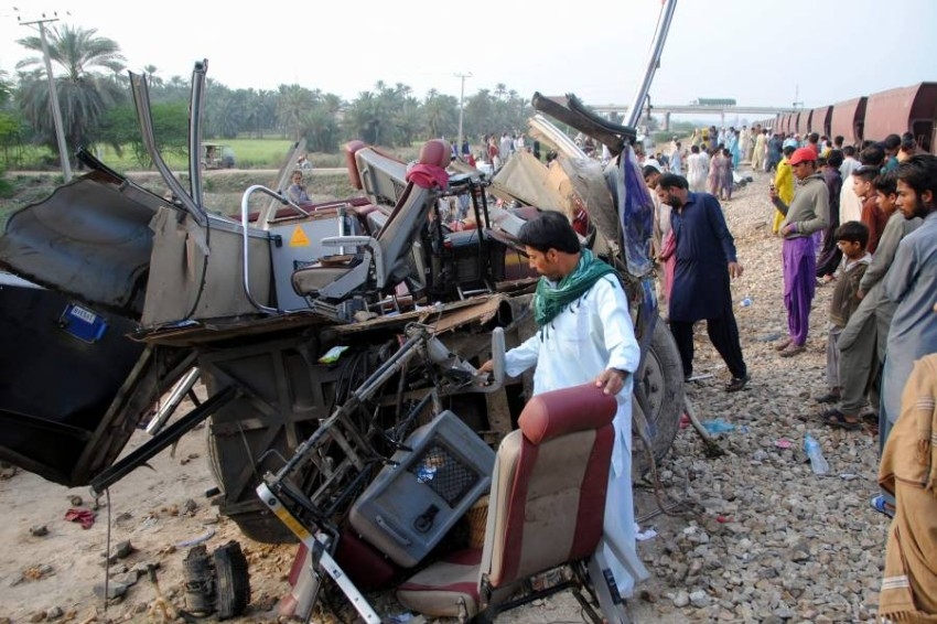 مقتل 19 شخصاً في اصطدام قطار بحافلة ركاب في باكستان
