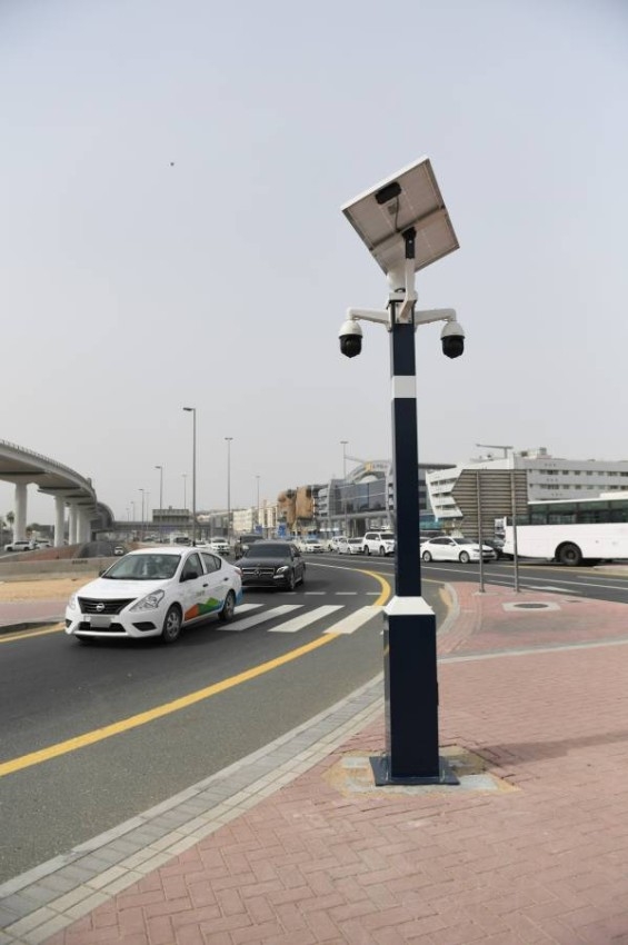 شرطة دبي تدشن أول جهاز ذكي لمراقبة معابر المشاة