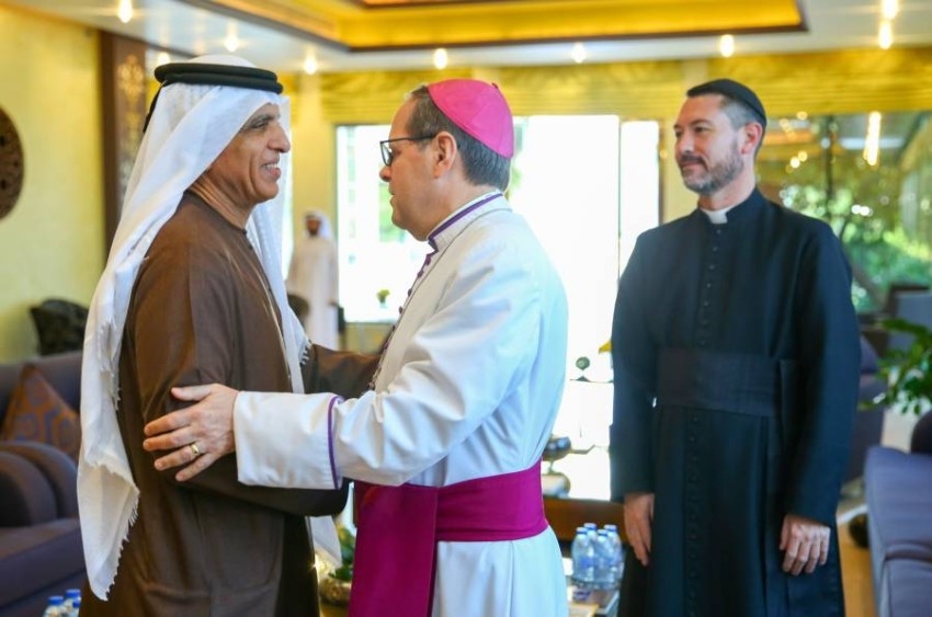 سعود القاسمي يستقبل رئيس أساقفة الكنيسة الأسقفية في القدس والشرق الأوسط