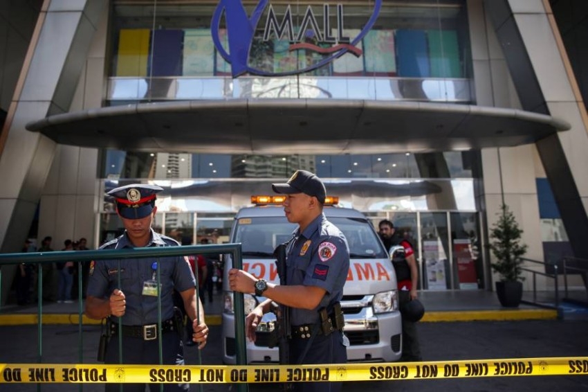 حارس أمن مفصول يحتجز رهائن داخل مركز تسوق في الفلبين