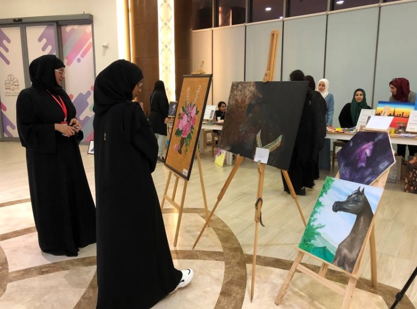 11 فنانة يرسمن «المرأة» في مهرجان الفنون بنادي سيدات العين