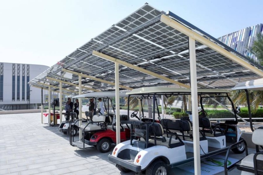 جامعة الإمارات تختبر محطة شحن مركبات كهربائية تعمل بالطاقة الشمسية