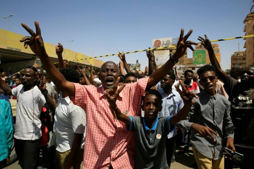 بعد محاولة اغتياله.. مسيرات في حب حمدوك واتهامات لـ«كيزان السودان»