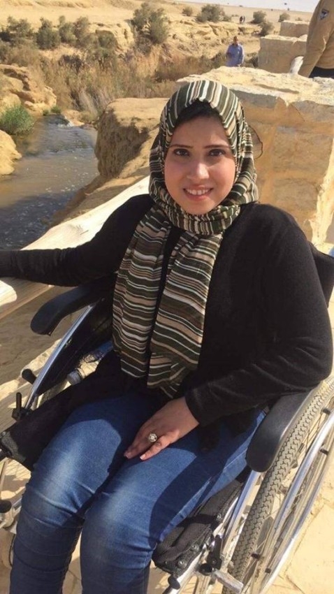 بعد 22 عاماً أسيرة للكرسي المتحرك و25 عملية جراحية.. مصرية تقف على قدميها للمرة الأولى