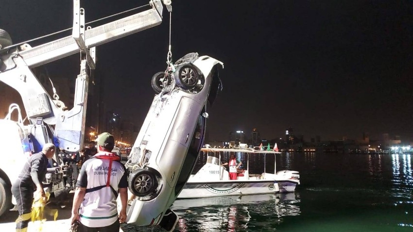 شرطة دبي تنتشل سيارة آسيوي سقطت في مياه الخور