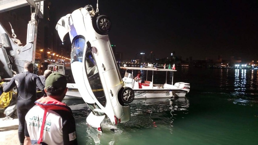 شرطة دبي تنتشل سيارة آسيوي سقطت في مياه الخور