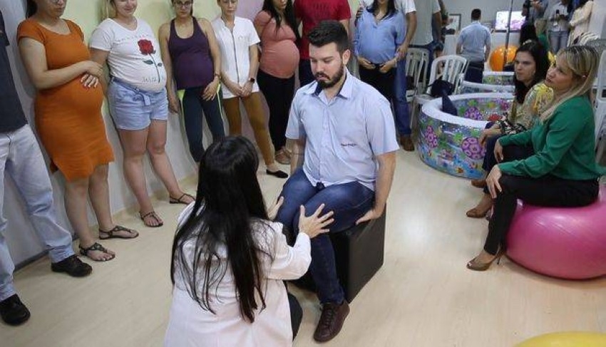 رجال البرازيل يعيشون آلام المخاض والولادة
