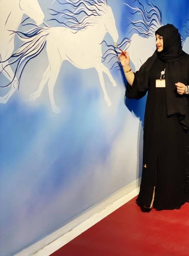 علياء العسكر.. مهندسة شابة تستلهم جماليات البيئة الإماراتية على جدران بلدية الشارقة