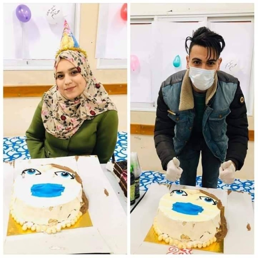 فلسطيني يحتفي بيوم ميلاد زوجته في الحجرالصحي والكيك "فتاة الكمامة"