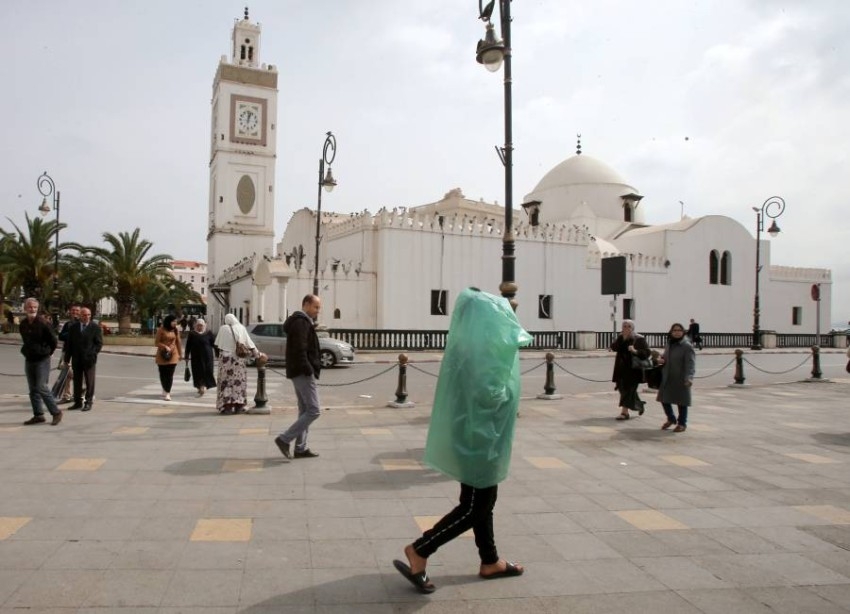 حظر تجول بالجزائر العاصمة وحجر كلي لولاية البليدة ونقص بالمستلزمات الطبية