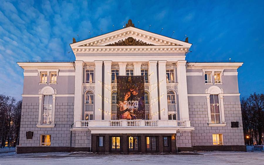مسرح روسي يطبق التباعد الاجتماعي بحضور شخص واحد للحفل