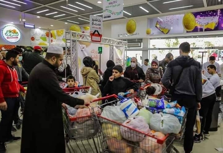 جنون أسعار واحتكار للسلع في غزة بعد الإعلان عن إصابتين بـ«كورونا»