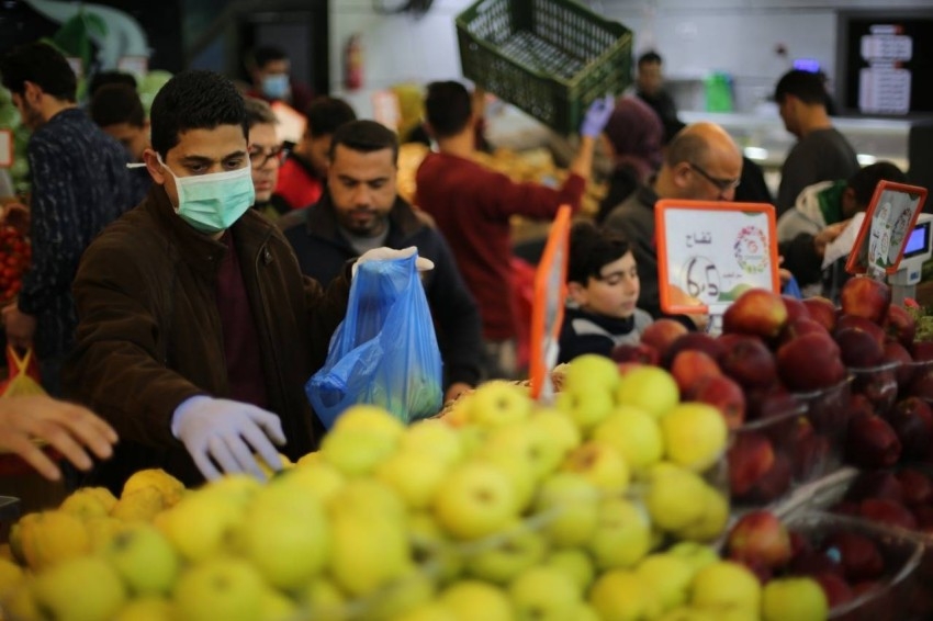 جنون أسعار واحتكار للسلع في غزة بعد الإعلان عن إصابتين بـ«كورونا»