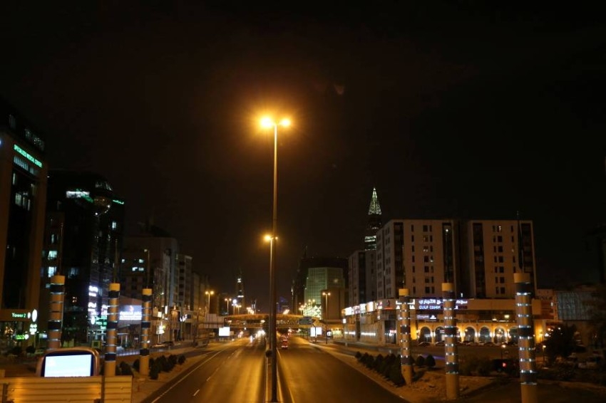السعودية: منع سكان مناطق المملكة من الخروج أو الانتقال.. وتمديد ساعات الحظر
