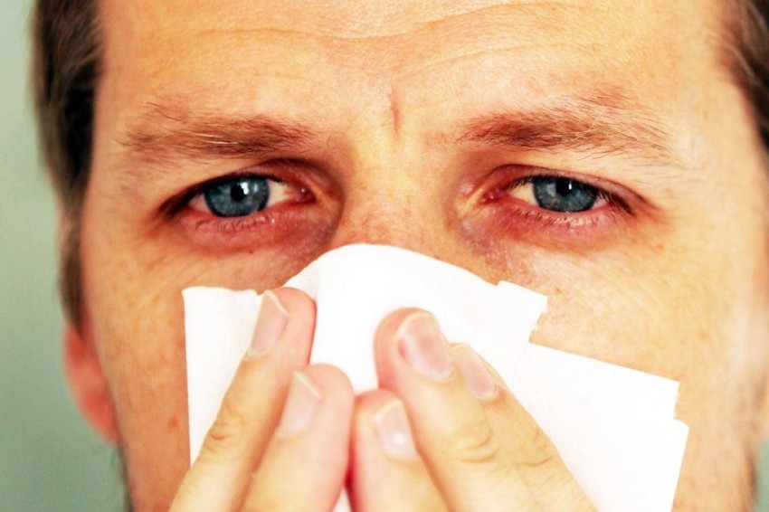 احمرار العين أولى أعراض فيروس كورونا