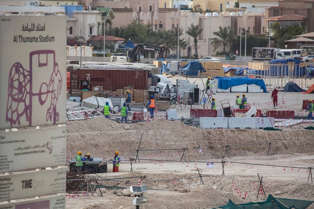 قطر.. عمال كأس العالم يواصلون العمل كالمعتاد رغم انتشار الفيروس