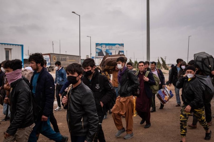 مئات الآلاف من الأفغان في دائرة خطر كورونا بسبب إيران