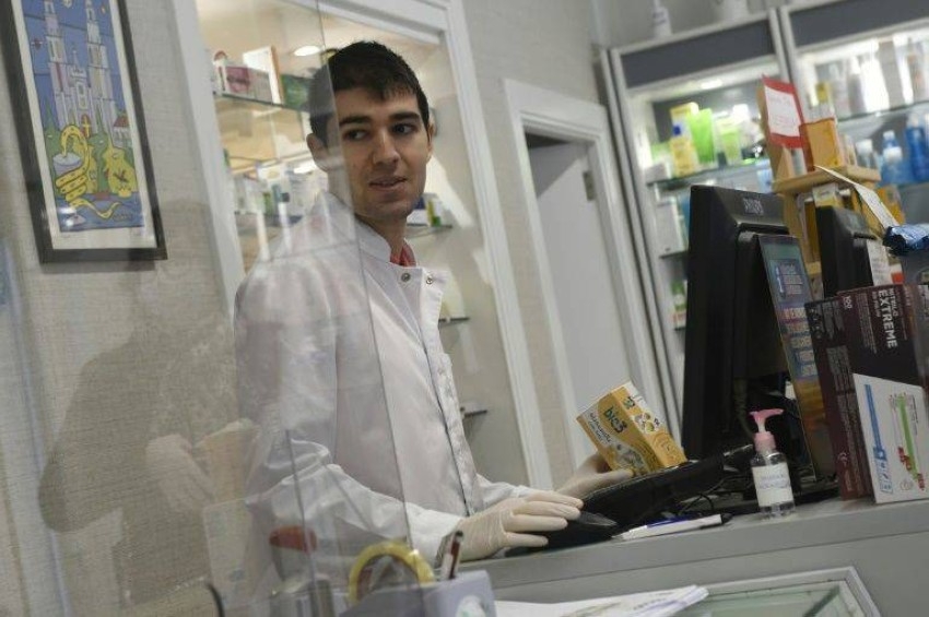لاعب سيلتا فيغو السابق يحارب فيروس كورونا في صيدلية