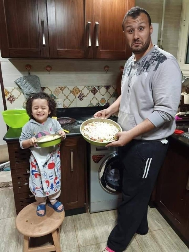 في غزة.. الفيروس المستجد يفجر مواهب الرجال في الطهي