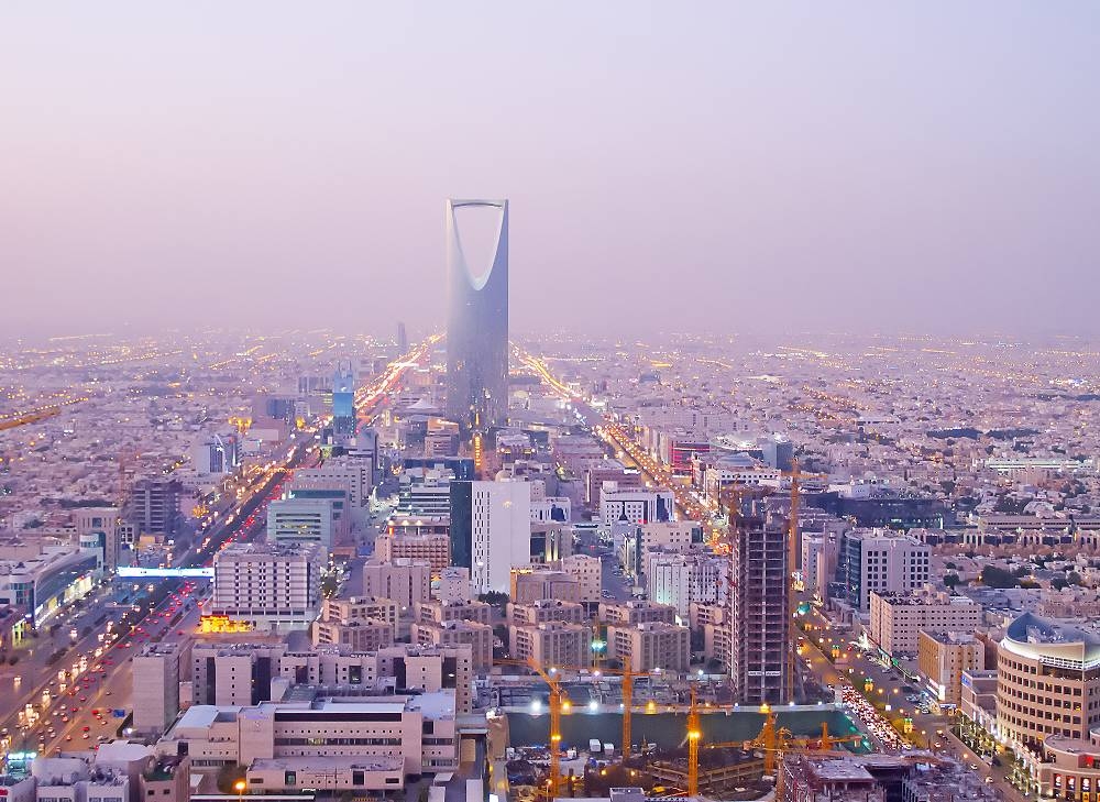 السعودية تمدد العمل بتعليق الحضور لمقرات العمل