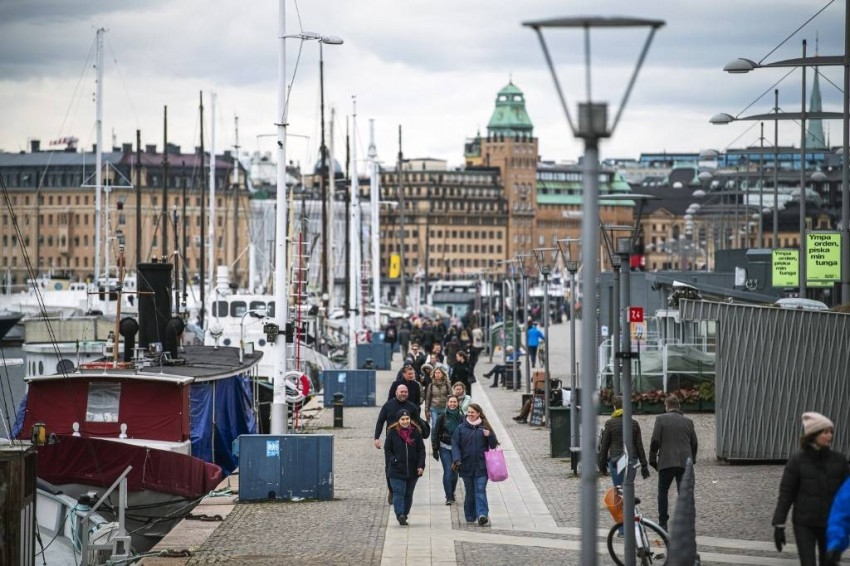على عكس النهج العالمي.. السويد تستبعد سياسة تقييد الحركة