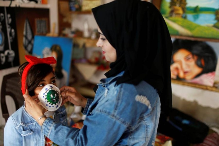 كمامات تنشد السلام والمحبة وأخرى 3D لمواجهة كورونا في غزة