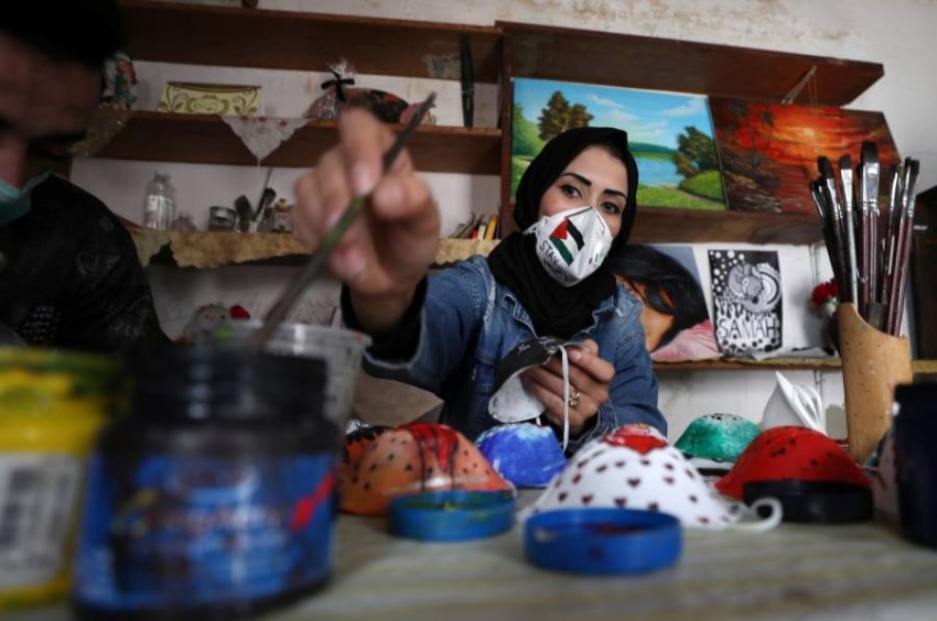 كمامات تنشد السلام والمحبة وأخرى 3D لمواجهة كورونا في غزة
