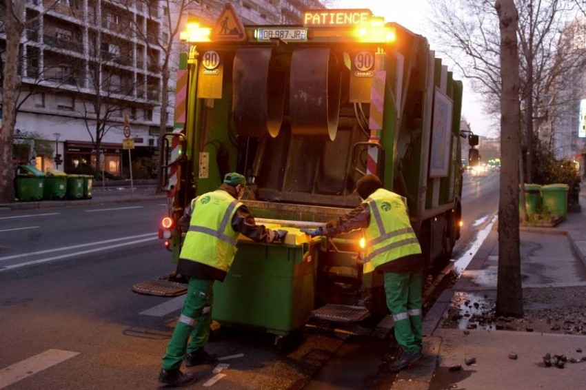 جامعو القمامة في باريس يقهرون خوف كورونا للحفاظ على عاصمة الجمال