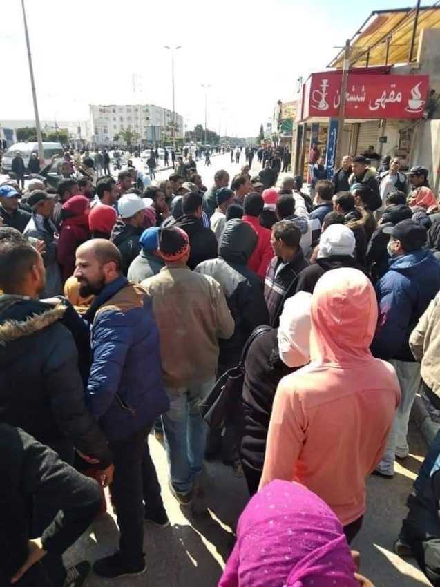 احتجاج وقطع طرق في ضاحية فقيرة بتونس ينذر بعاصفة ضد حكومة الفخاخ