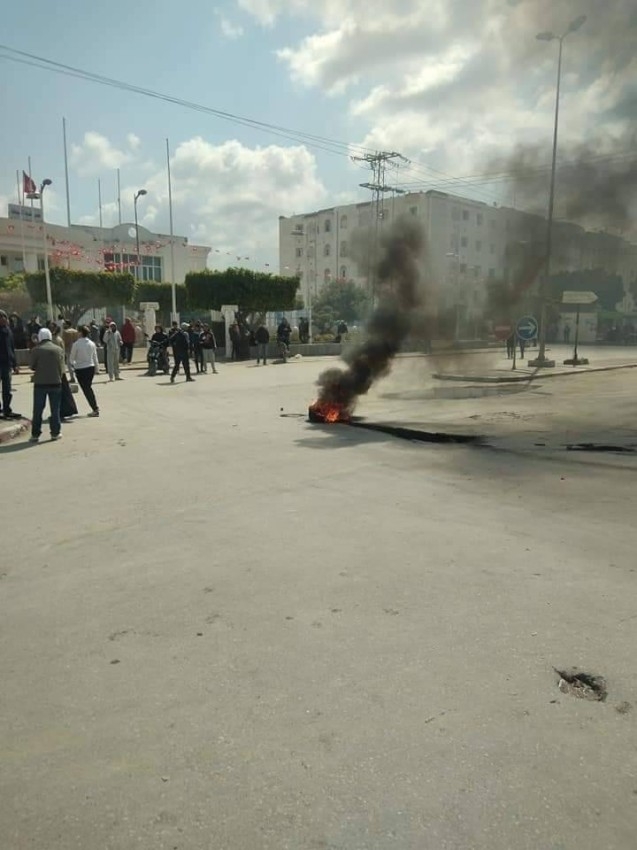 احتجاج وقطع طرق في ضاحية فقيرة بتونس ينذر بعاصفة ضد حكومة الفخاخ