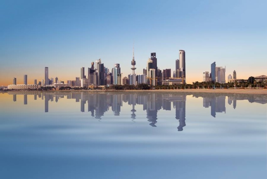التجارة الكويتية تغلق 12 محلاً غير ملتزم بإجراءات «كورونا»