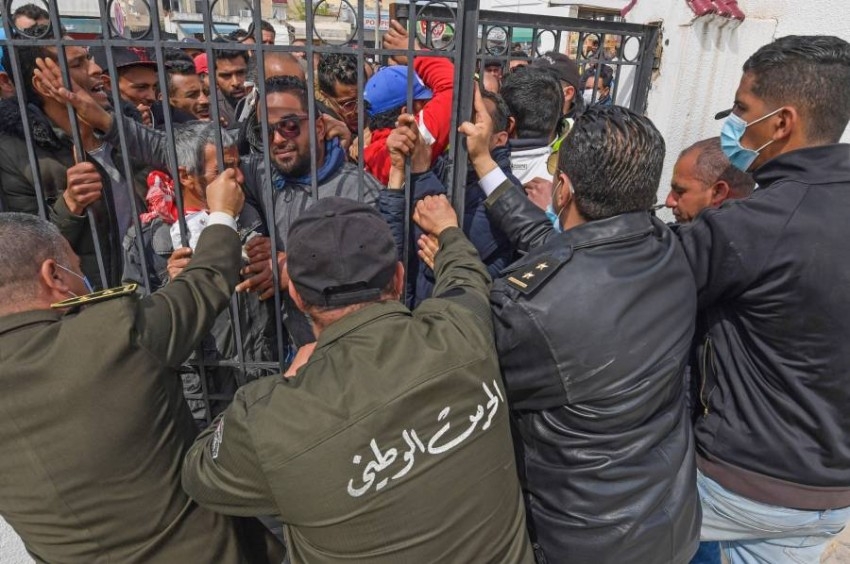 تونس.. استقالة جديدة تكشف عمق الخلافات في محيط رجال الرئيس
