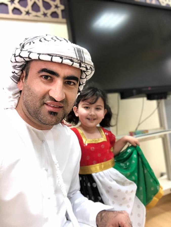 سوري مقيم بالدولة يُعلِّم طفلته حب الإمارات