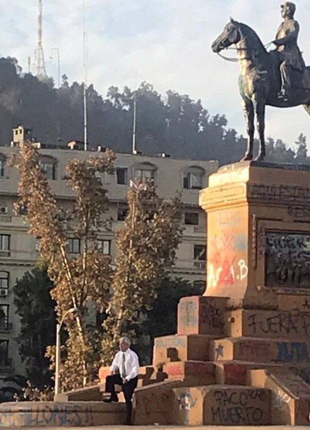 رئيس تشيلي يثير غضب المعارضة بصور في ميدان احتجاج «تحت الحجر»