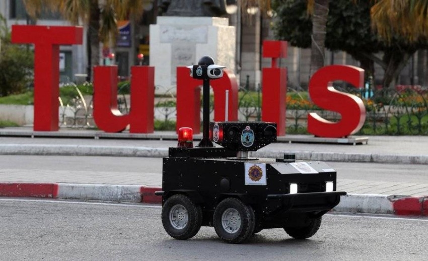 شاهد..  «روبوت شرطة» في شوارع تونس لتطبيق حظر التجول