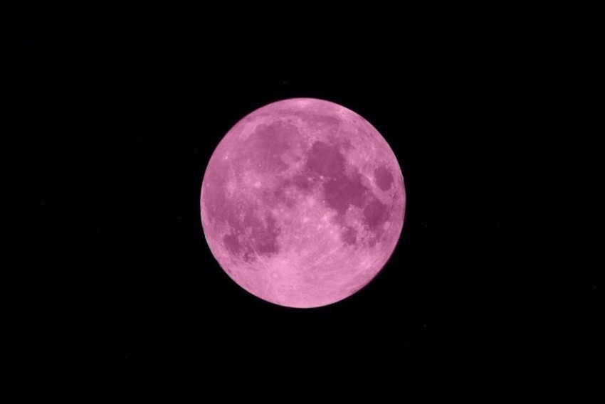 الأرض على موعد مع «القمر الوردي» الثلاثاء المقبل