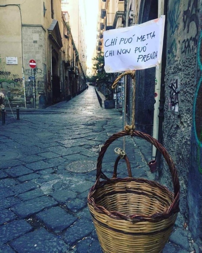 سلال من شرفات المنازل تطعم المشردين في إيطاليا