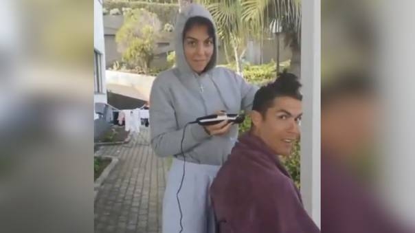 رونالدو يستعين بصديقته لقص شعره بسبب العزل المنزلي