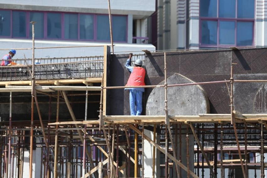 سلطنة عمان تنظم استقدام القوى العاملة بقطاع الإنشاءات