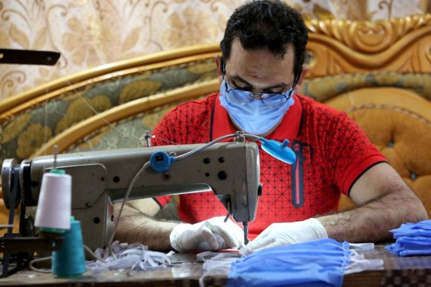 منافسة في الخير بين خياطين عراقيين لصناعة وتوزيع الكمامات مجاناً