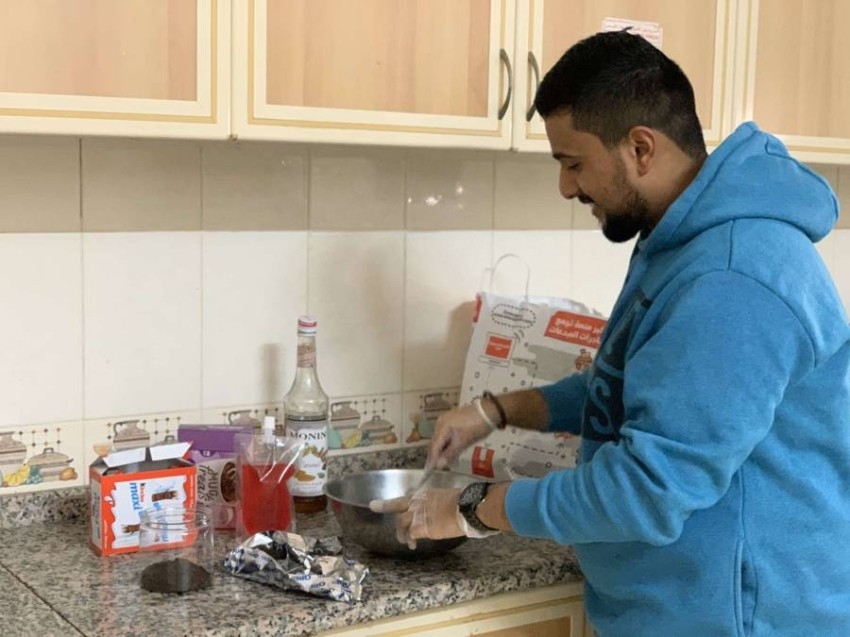 عامر الهاشمي يستثمر الحجر في تصنيع حلوى منزلية لزبائنه في أبوظبي